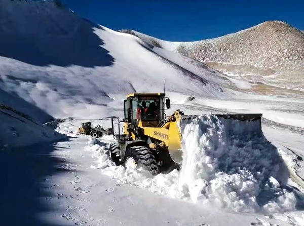 山推裝載機(jī)助力西藏阿里公路積雪清理 