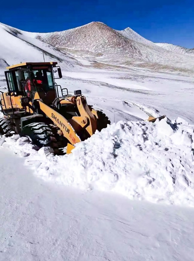 山推裝載機(jī)助力西藏阿里公路積雪清理 