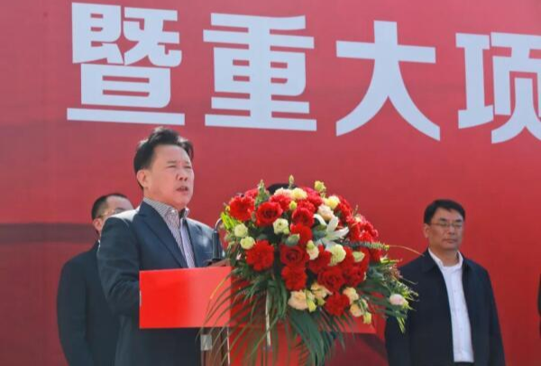 梁穩(wěn)根在儀式上發(fā)表致辭