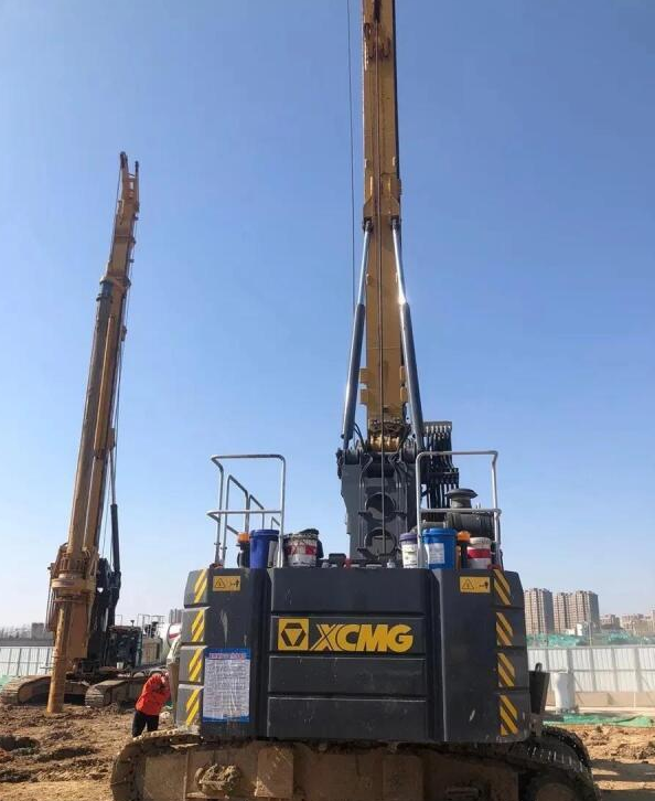徐工<a  data-cke-saved-href=http://product.d1cm.com/xuanwazuan/ href=http://product.d1cm.com/xuanwazuan/ target=_blank>旋挖鉆</a>機(jī)