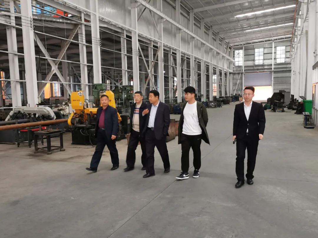 組委會代表向商會各位領(lǐng)導(dǎo)介紹了2021徐州國際工程機械交易會的整體概況