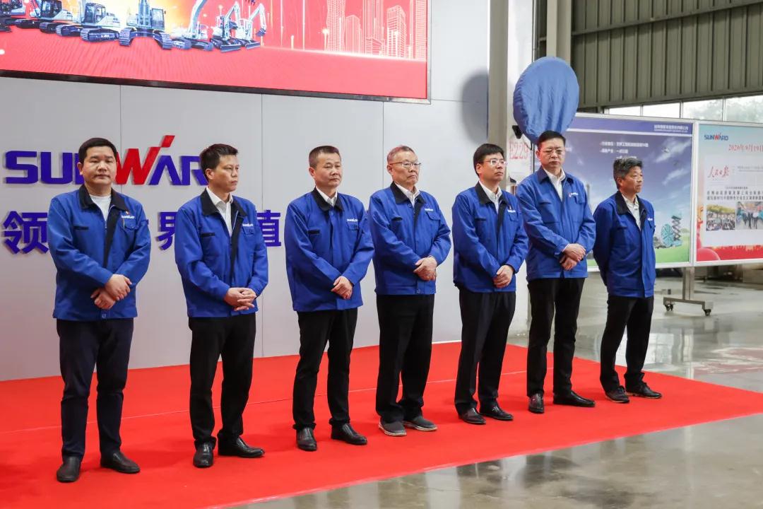 山河智能SWE400E-3H隔離帶挖掘機(jī)發(fā)車儀式在山河工業(yè)城舉行