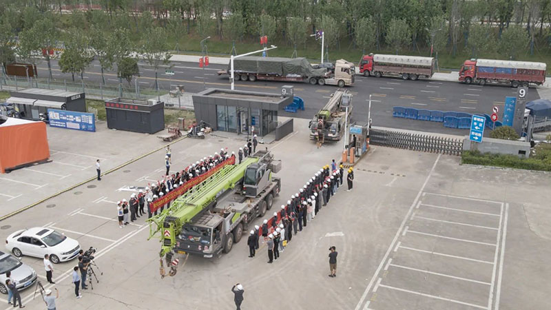 中聯(lián)重科ZCC13000超大型履帶起重機(jī)開(kāi)進(jìn)長(zhǎng)沙國(guó)際會(huì)展中心