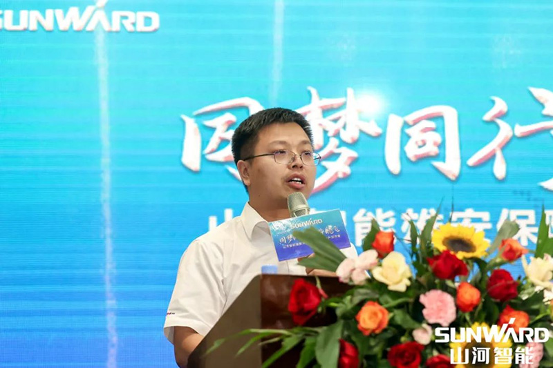 山河智能副總經(jīng)理龍居才在致歡迎辭